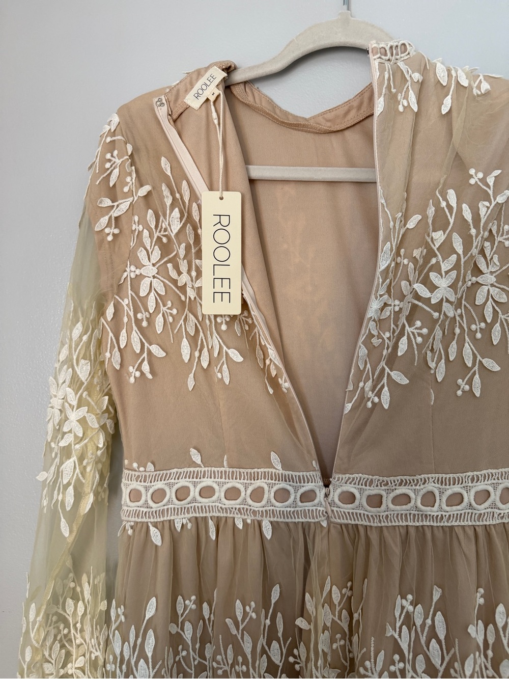 Roolee Embroidered Ivory Lace Overlay Dress Size M - Picture 8 of 8
